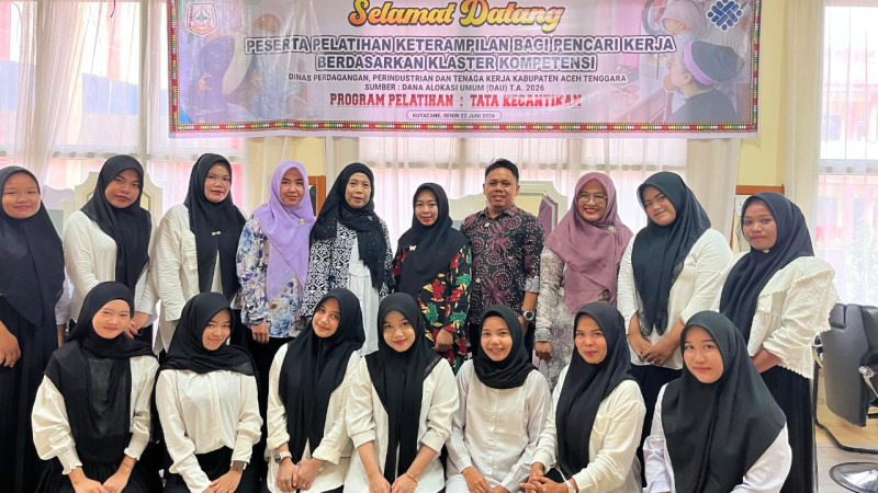 Tekan Angka Pengangguran, Disdagperinaker Aceh Tenggara dan BKK SMKN 1 Kutacane Gelar Pelatihan Tata Kecantikan